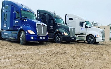 Flota Delsa Logistics — tres tractocamiones en patio