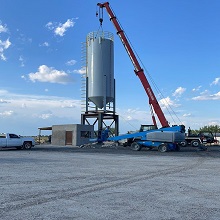 Maniobras de carga con grúa en silo Delsa