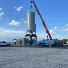 Maniobras de carga con grúa en silo Delsa