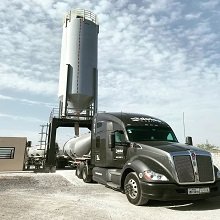 Tractocamión Delsa Logistics frente a silo de almacenamiento